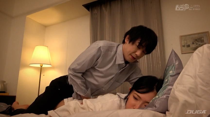 ホテル部屋REC 出張先のホテルで軽く打ち上げと称し女の部屋にやってきた、意識してなかった地味同僚男の巨大すぎるメガチ○ポで人生もマ○コもイキ狂わされる女 013